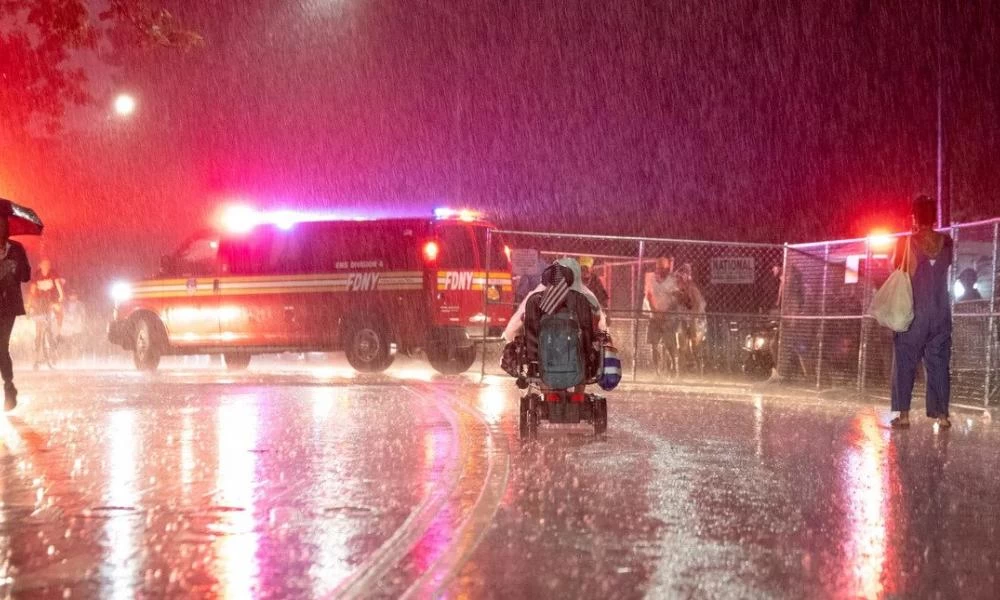 Ο τυφώνας Χένρι "χτυπά" τη Νέα Υόρκη-Πλημμύρισαν οι δρόμοι(βίντεο)